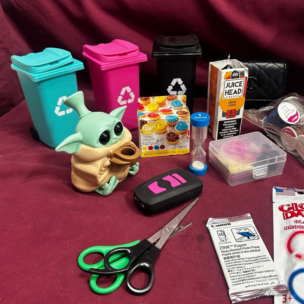 Junk drawer lot R - Picture 4 of 4